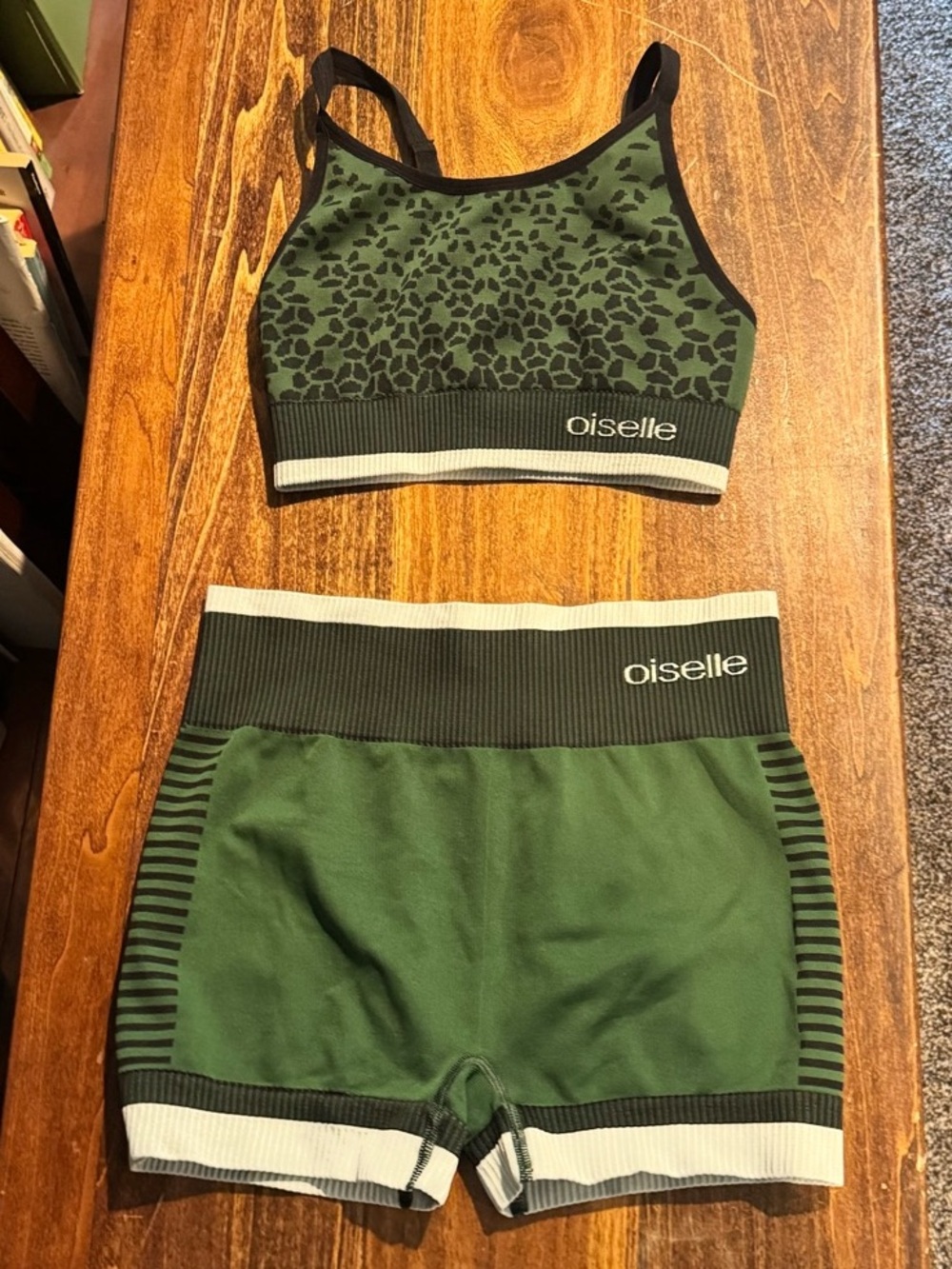 Oiselle seamless Set in Green & Black Size small for both. EUC